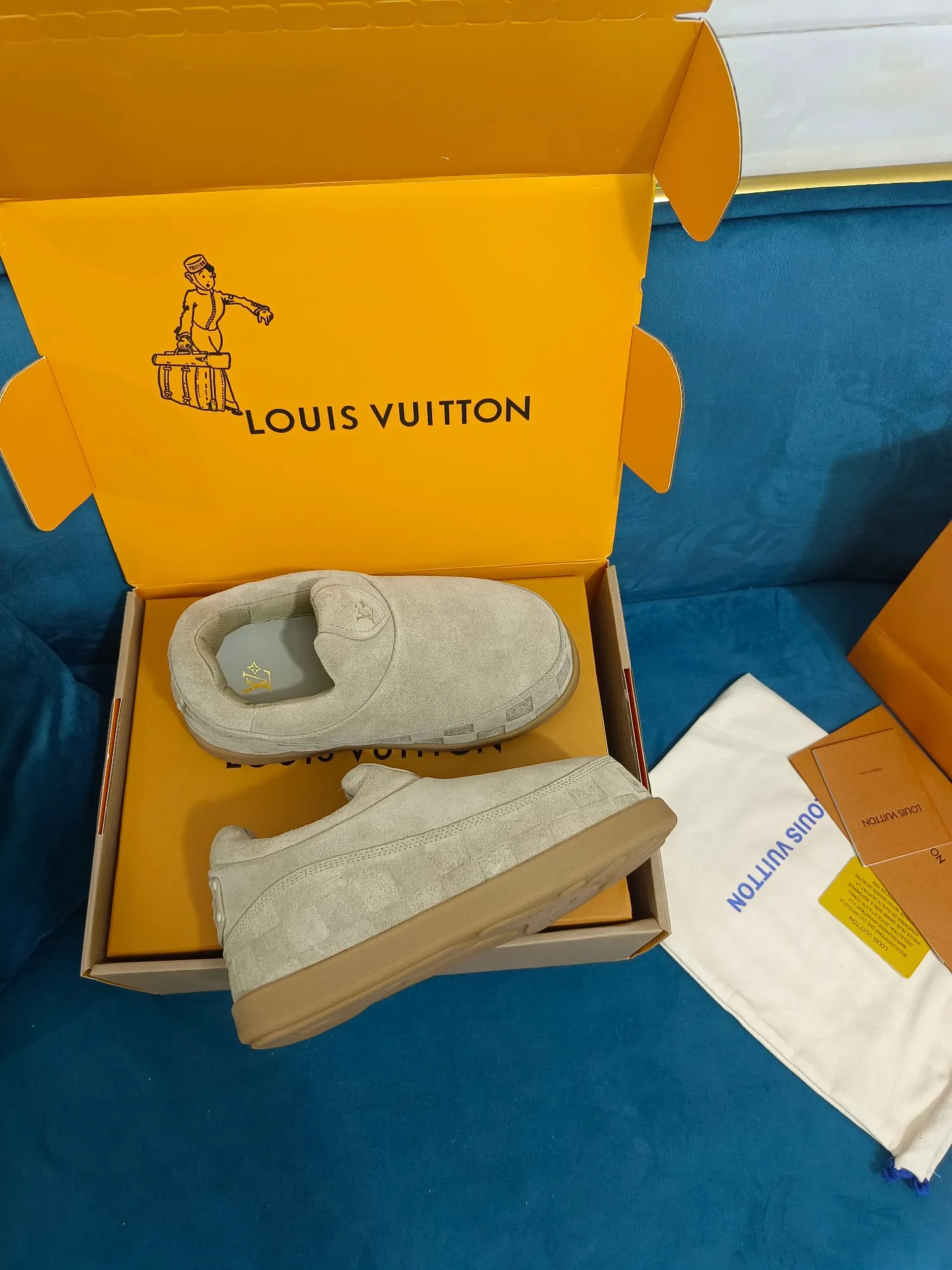 👟👟Ex-factory price 640👟👟 LV YETI slip-on shoes, based on suede cow leather, partially embossed with Nigo's reinterpretation of LV Damier pattern, cleverly echoing the Chinese tradition of taking off shoes when entering the house, and the "small feet" aesthetic is integrated into Chinese street genes. The palm-printed rubber outsole hides the LV letters and Monogram flowers. The exquisite craftsmanship made in Italy shows the brand's heritage in a comfortable slip-on style. The reservation mode adds a unique style, it is traditional and trendy, and it is suitable for couples aged 35-45.
